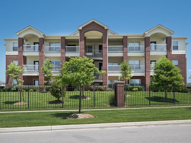 1800 W Albany Drive 1-2 Beds Apartment for Rent Photo Gallery 1